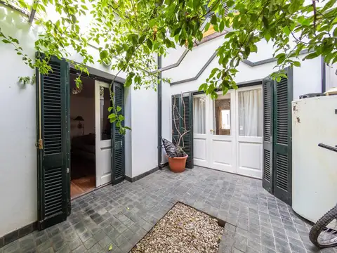 EN VENTA-CASA DE 5 DORMITORIOS, CON COCHERA, QUINCHO Y PILETA-BARRIO MARTIN