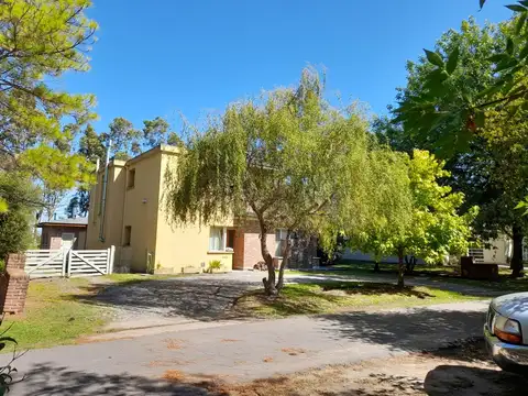 Casa en Alquiler con 2 cocheras