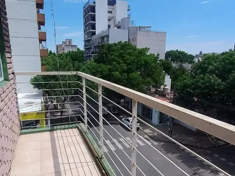 VIAMONTE ESQUINA ALEM / MONOAMBIENTE CON BALCÓN.