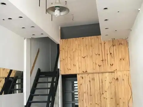 EXCELENTE LOCAL A METROS DE AVENIDA