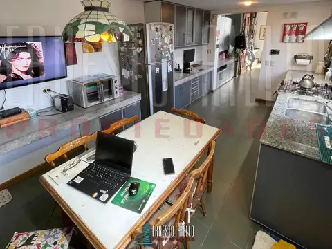 EXCELENTE PH DE 4 AMBIENTES CON PATIO, TERRAZA Y COCHERA PARA 3 AUTOS