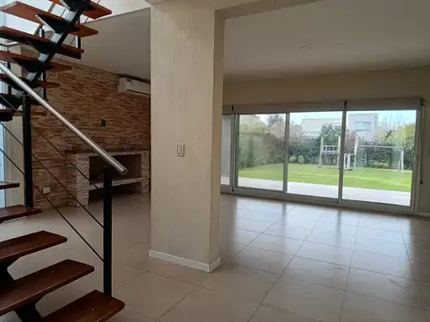 Casa en Alquiler con 2 cocheras