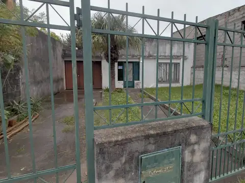 VENTA CASA 2 DORMITORIOS C/DPTO INTERNO A RECICLAR