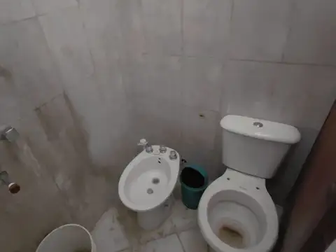 VENTA CASA 2 DORMITORIOS C/DPTO INTERNO A RECICLAR