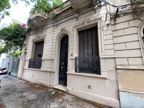 Ayacucho 1700, casa uso comercial, 6 habitaciones, gran living/comedor.-