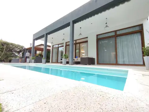 Casa de excelente calidad constructiva en B° La Cuesta-una planta, con piscina y suite con jacuzzi.