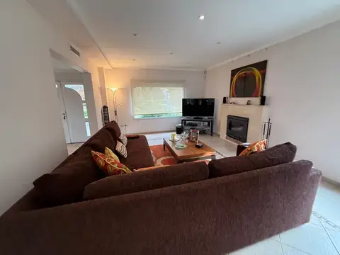 Casa 6 ambientes con 4 baños