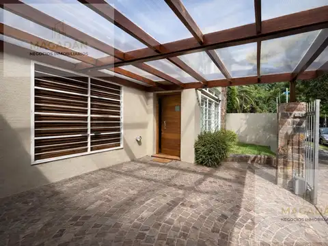 Casa 4 ambientes con 2 baños