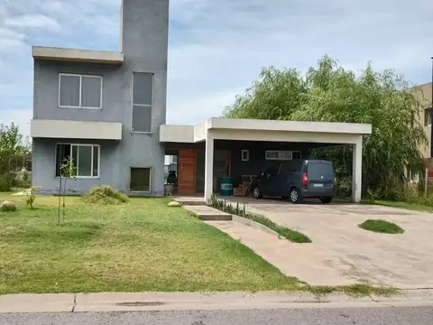 Casa en venta - 3 Dormitorios 3 Baños - Cochera - 820Mts2 - Pilar
