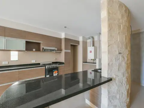 VENTA - Departamento 2 dormitorios, con balcón, y cochera. Centro, Rosario.