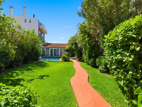 Venta Casa 6 ambientes Premium. Super luminosa con gran jardín, pileta y playroom. Apta credito