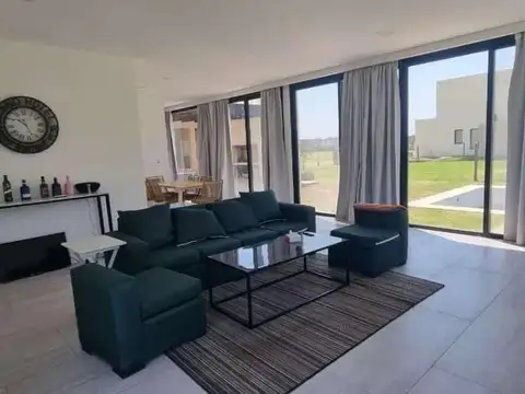 Casa 4 ambientes con 3 baños