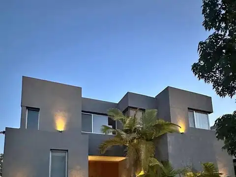 Casa en venta - 4 Dormitorios 4 Baños - Nordelta