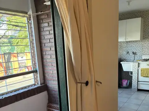 PICHINCHA. SEMIPISO 3 DORMITORIOS FRENTE CON BALCON U$S 73.0000 IDEAL INVERSION