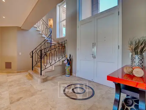 Casa en Venta con 4 cocheras