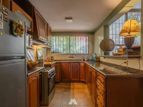 Casa 6 ambientes con 2 baños