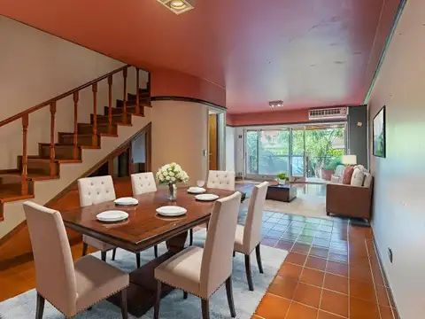 Triplex de 4 ambientes con cochera, jardín y pileta