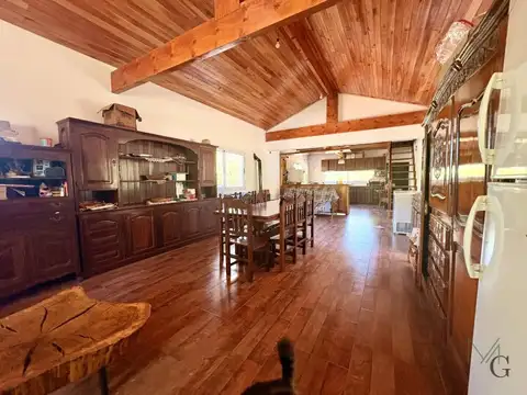 Excelente casa en venta Barrio Los Pinos sobre lote de 2300mt. 4 dormitorios. Galeria. Quincho....