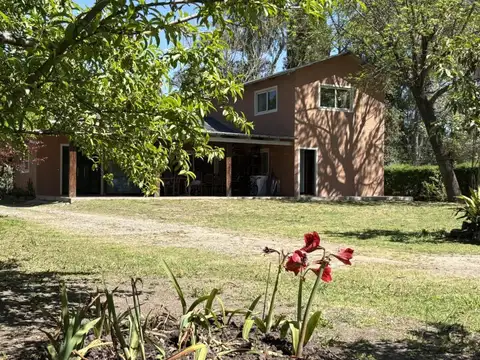 Excelente casa en venta Barrio Los Pinos sobre lote de 2300mt. 4 dormitorios. Galeria. Quincho....