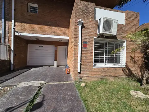 Casa en Alquiler con 2 cocheras