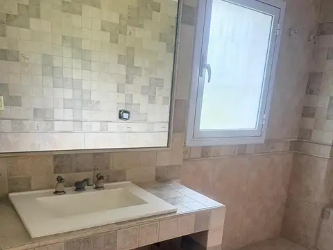 Casa 4 ambientes con 2 baños
