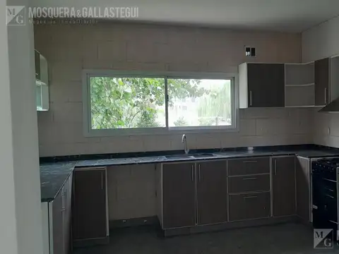 Casa 6 ambientes con 2 baños