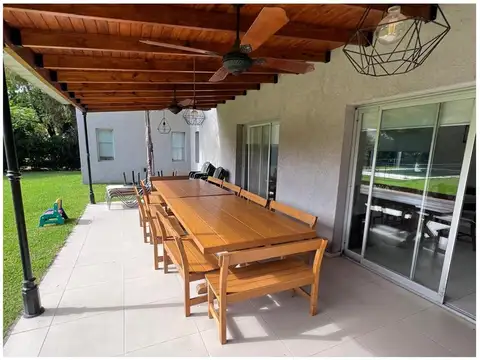 Casa 5 ambientes con 4 baños