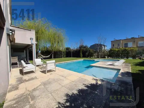 Casa en Alquiler con 2 cocheras