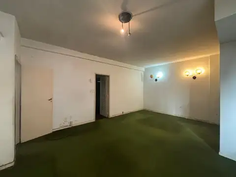 Venta 4 ambientes toilette y baño completo. Bajas expensas. Próximo a todos los medios de locomoción