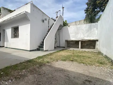 Casa en en venta pasillo unico - 2 dormitorios con patio y parrillero
