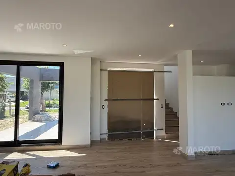 Casa 5 ambientes con 4 baños