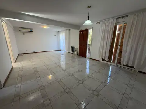Openhouse alquila hermosa casa en barrio dalvian
