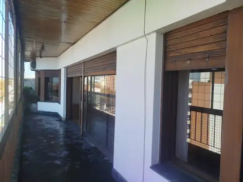VENTA PENTHOUSE / DEPARTAMENTO - 7 AMBIENTES - TERRAZA Y QUINCHO - COCHERA - APTO CREDITO - PERMUTA