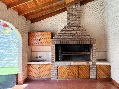 Casa 6 ambientes con 4 baños