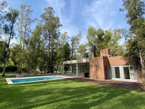 VENTA Casa  3 dormitorios con parque y piscina. Puerto Paraíso, Pueblo Esther