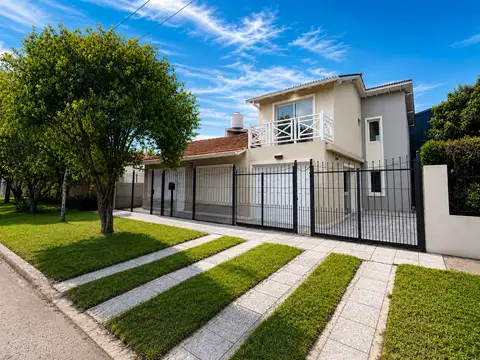 Chalet al frente con parque y garage