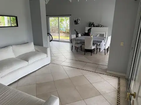 Casa 6 ambientes con 4 baños