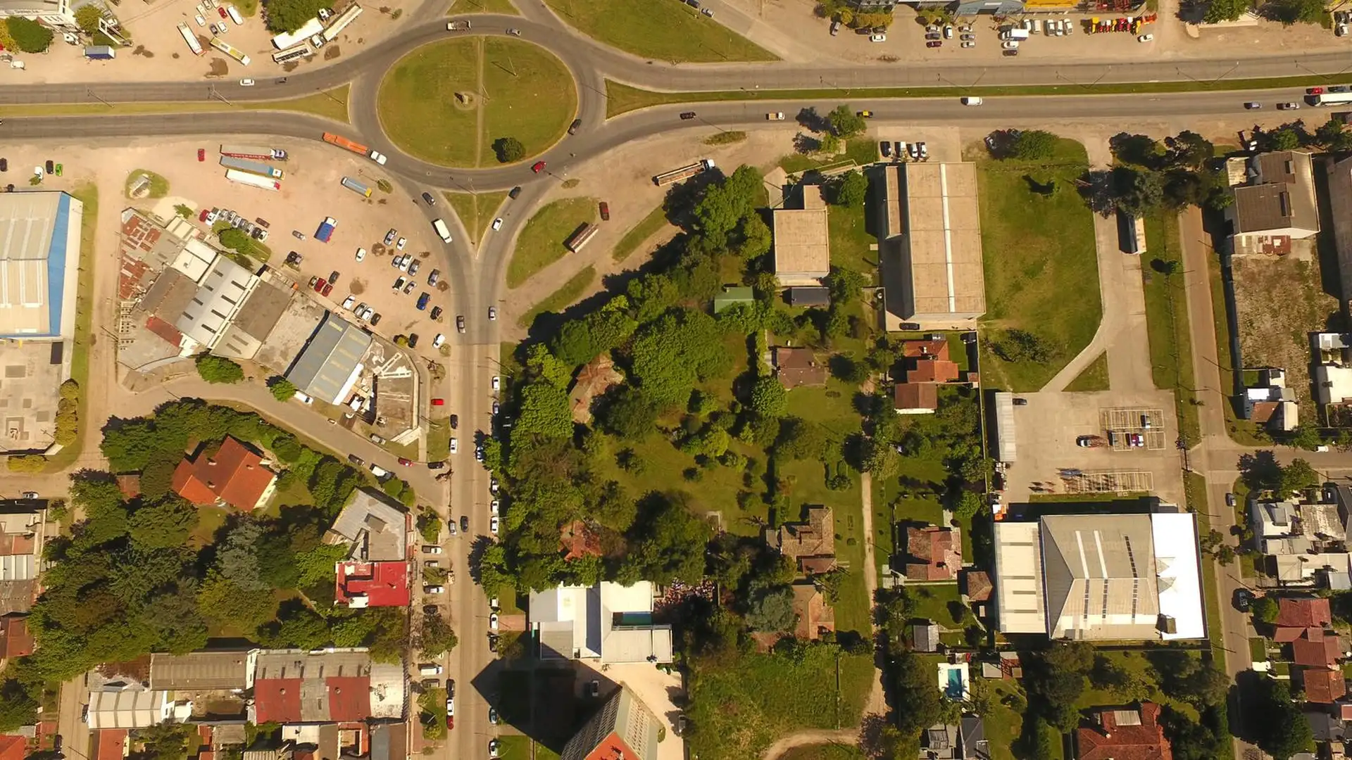 Excepcional fracción en esquina de Avenidas Libertad y Champagnat