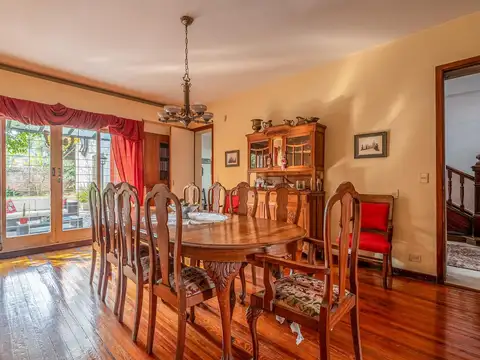 Casa 9 ambientes con 3 baños