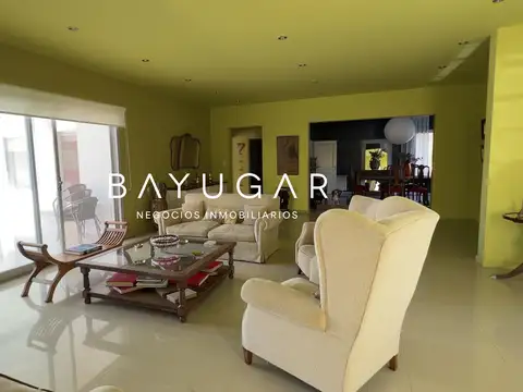 Casa en Alquiler con 6 cocheras