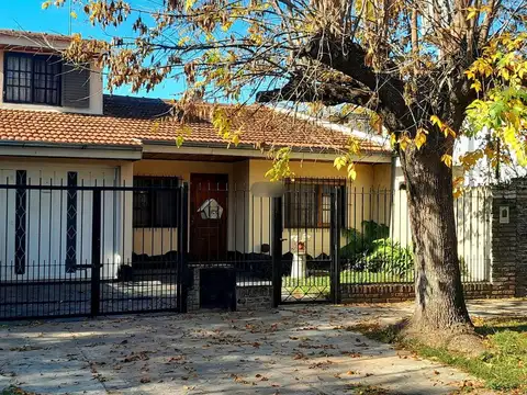 CASA 4 AMBIENTES 3 DORM EN VENTA LONGCHAMPS