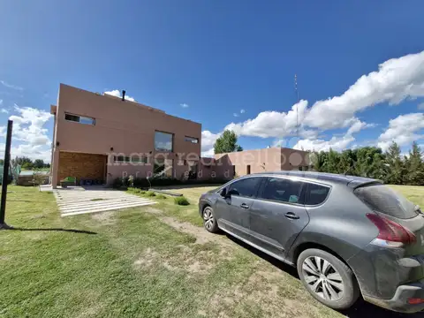 Casa 5 ambientes con 4 baños