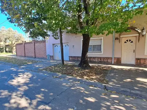 VENTA CASA 5 AMBIENTES COCHERA JARDIN MONTE GRANDE