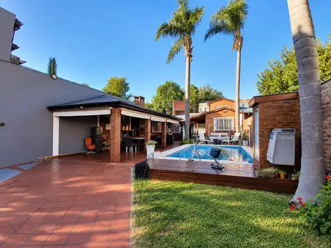 Chalet con pileta climatizada, quincho y entrada para 4 vehículos Av. Santa Maria 2373 - Rincón de M