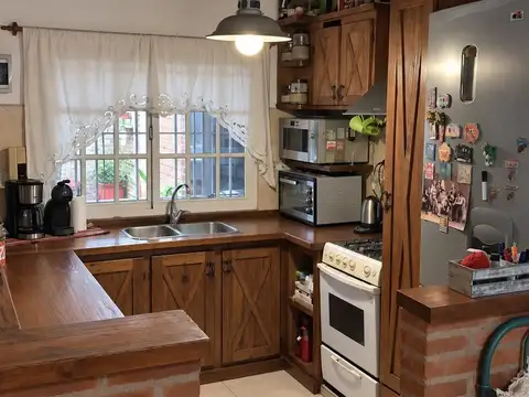 Chalet con pileta climatizada, quincho y entrada para 4 vehículos Av. Santa Maria 2373 - Rincón de M