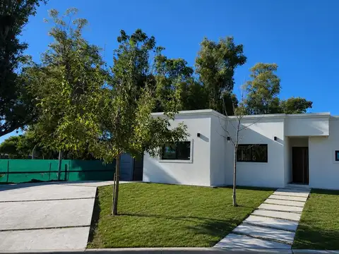 Casa 4 ambientes con 2 baños