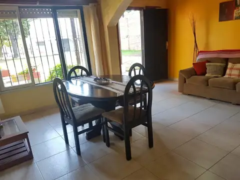 Excelente Casa 4 amb. sobre amplio lote - EXCELENTE UBICACIÓN 