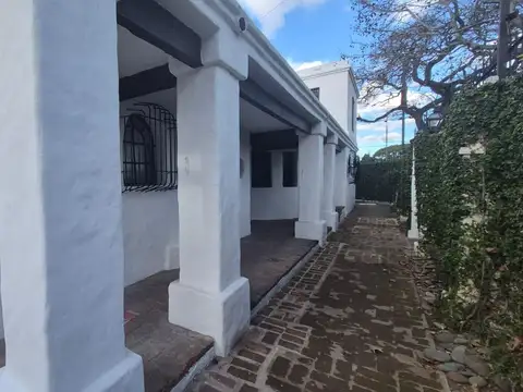 Casa en Alquiler con 4 cocheras