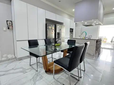 Casa 8 ambientes con 4 baños