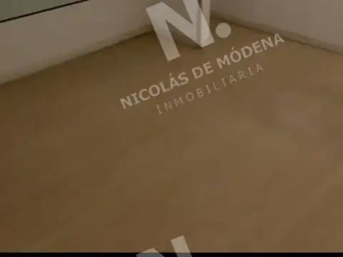 Vende local con muy buen metraje, en Peninsula, Punta del Este.